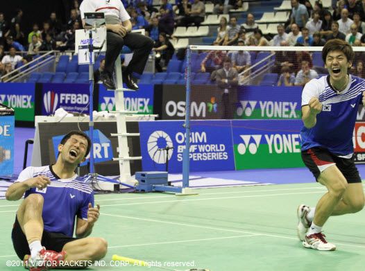 Jung Jae Sung  always falls to the ground and lets out a cheer at the moment of victory